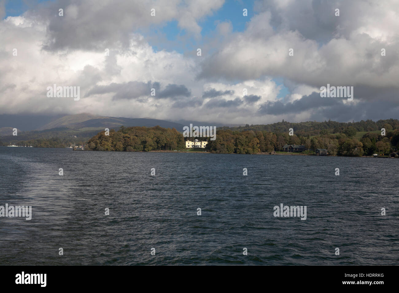 Storrs Hall Hotel sur la rive est du lac Windermere Cumbria jour d'automne du District Angleterre Banque D'Images