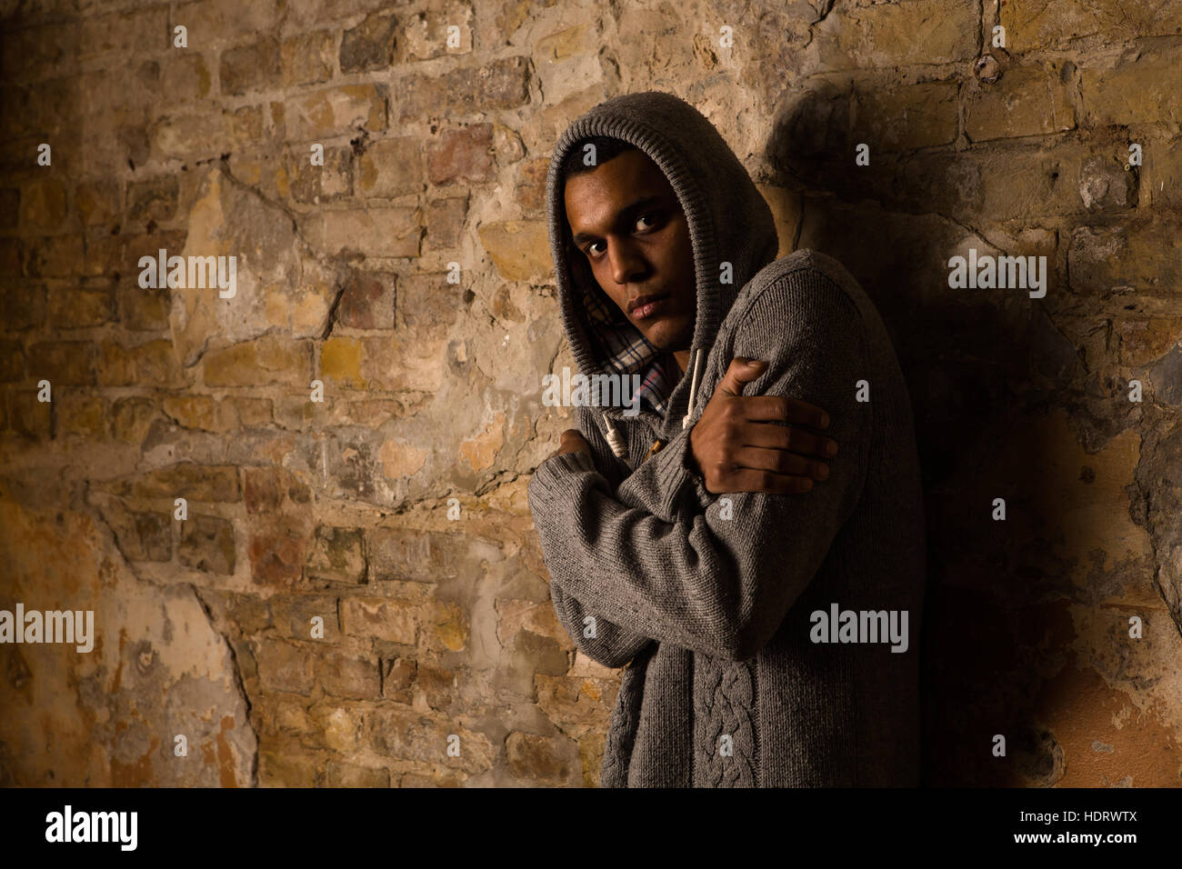 Toxicomane posant près de brick wall Banque D'Images