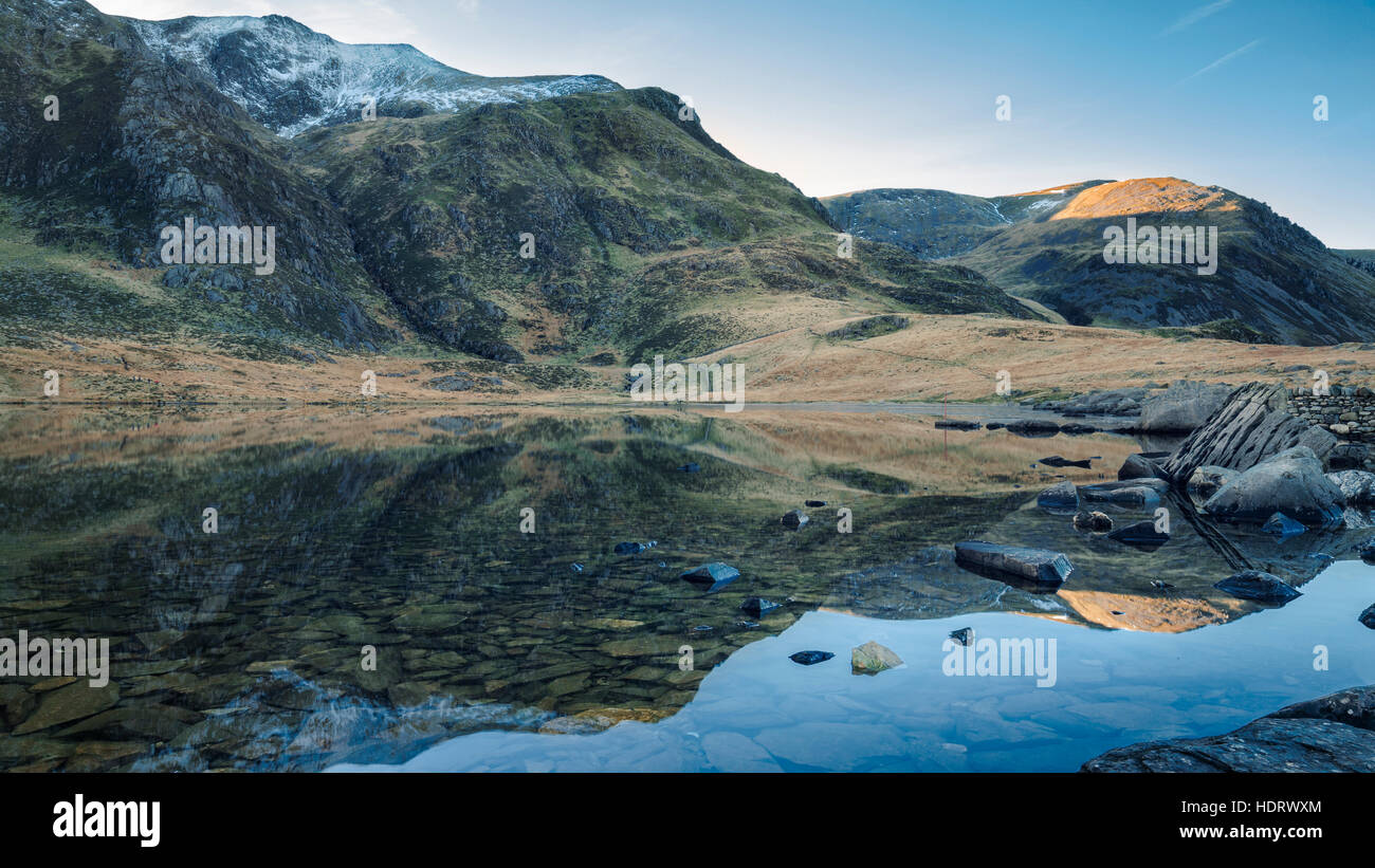 L'eau limpide de Idwal Llyn Lake dans le Nord de pays de Galles Banque D'Images