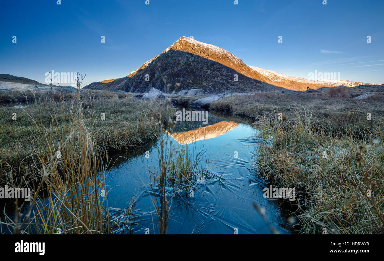 Un ruisseau gelé et sommet enneigé au début de saison d'hiver Banque D'Images