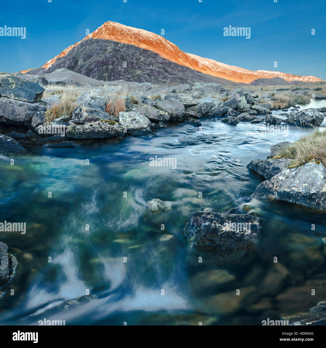 Mountain Creek et la neige Sommet saupoudré dans le Nord du Pays de Galles Banque D'Images