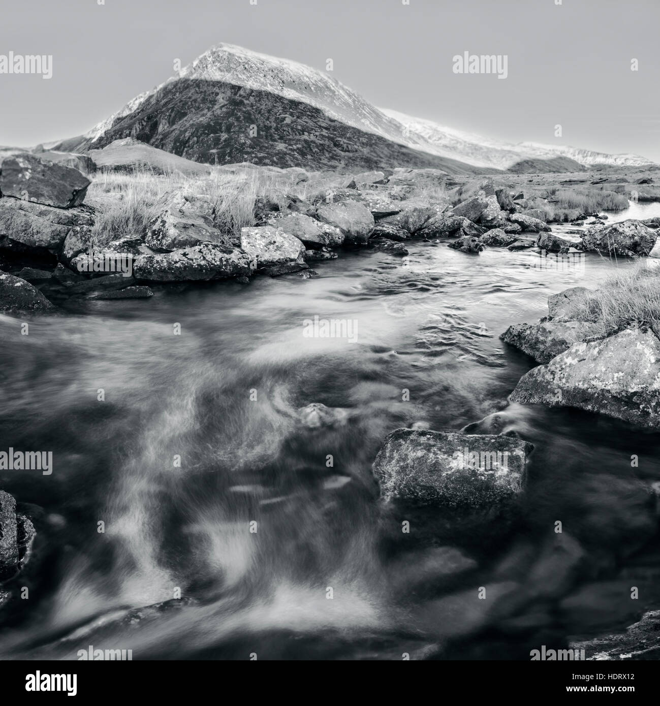 Mountain Creek et la neige Sommet saupoudré dans le Nord du Pays de Galles Banque D'Images