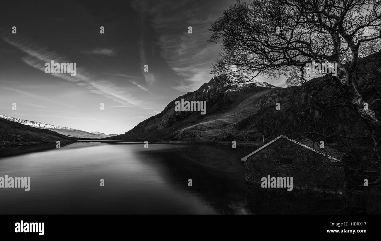Vue panoramique sur le lac dans la région de Snowdonia, Ogwen Llyn Banque D'Images