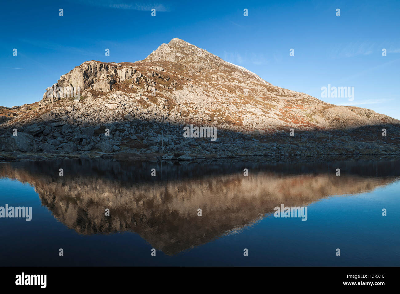 Mountain contre Ciel Bleu reflété dans la surface du lac Banque D'Images