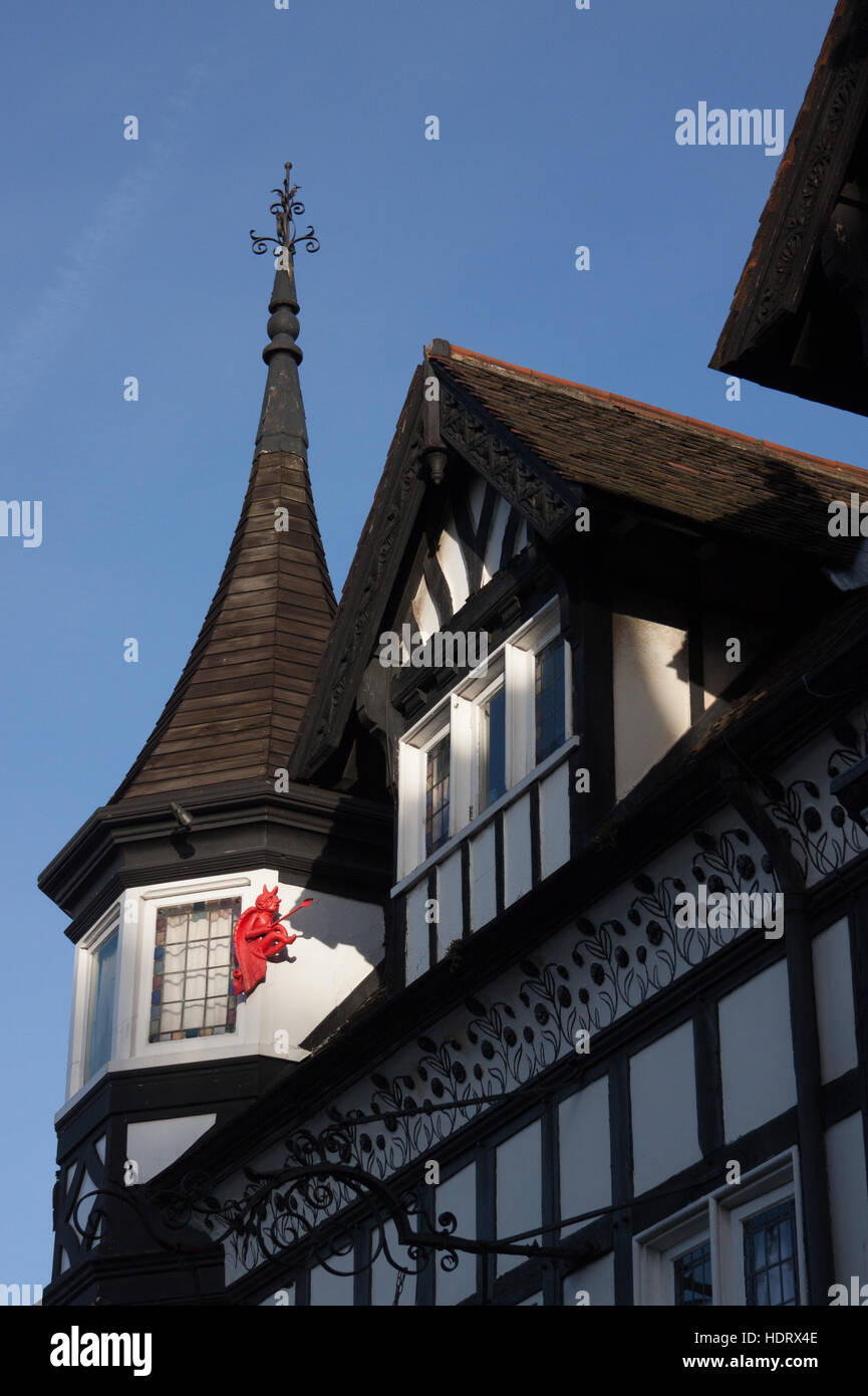 Diable rouge sur tourelle escalade mock tudor noir et blanc toit bâtiment against blue sky bar Du Nord Sans, Beverley Banque D'Images