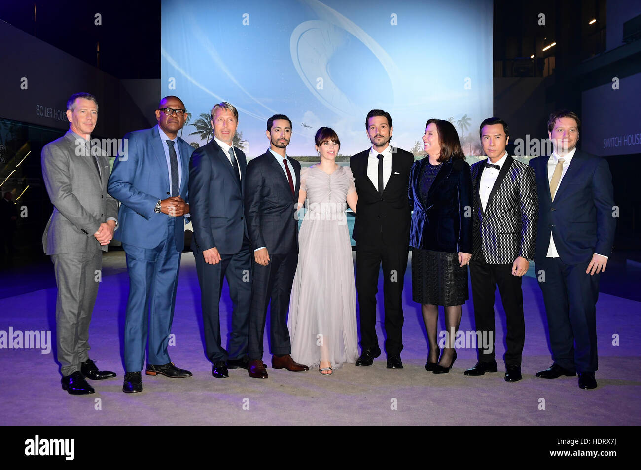 La distribution de (gauche-droite) Ben Mendelsohn, Forest Whitaker, Mads Mikkelsen, Riz Ahmed, Felicity Jones, Diego Luna, producteur Kathleen Kennedy, Donnie Yen et Gareth Edwards Directeur assistant à la première de Rogue Une : Une histoire de la guerre des étoiles à la Tate Modern de Londres. ASSOCIATION DE PRESSE Photo. Photo date : mardi 13 décembre, 2016. Voir l'histoire d'un voyou PA SHOWBIZ. Crédit photo doit se lire : Ian West/PA Wire Banque D'Images