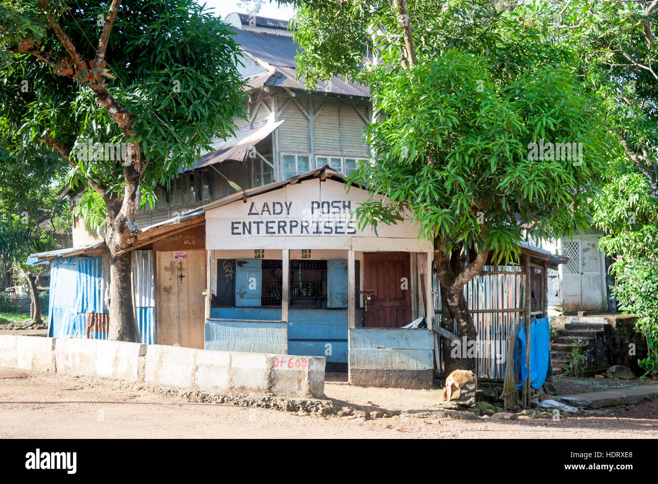 Kiosque fermé à Freetown, Sierra Leone Banque D'Images