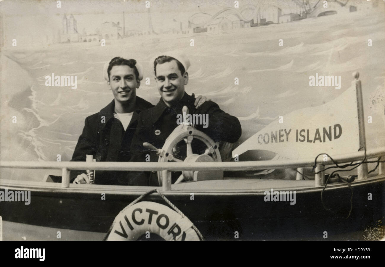 Meubles anciens c1910 photo, deux hommes dans un souvenir Carte postale photographique de Coney Island, Brooklyn, New York City, USA. SOURCE : tirage photographique original. Banque D'Images