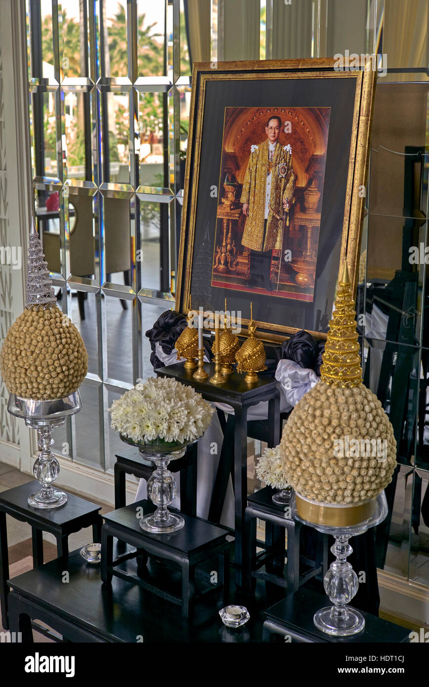 Hall de l'hôtel rend hommage à la plus vénérée de Thaïlande Bhumibol Adulyadej décédé qui est mort le 13 octobre 2016. Banque D'Images