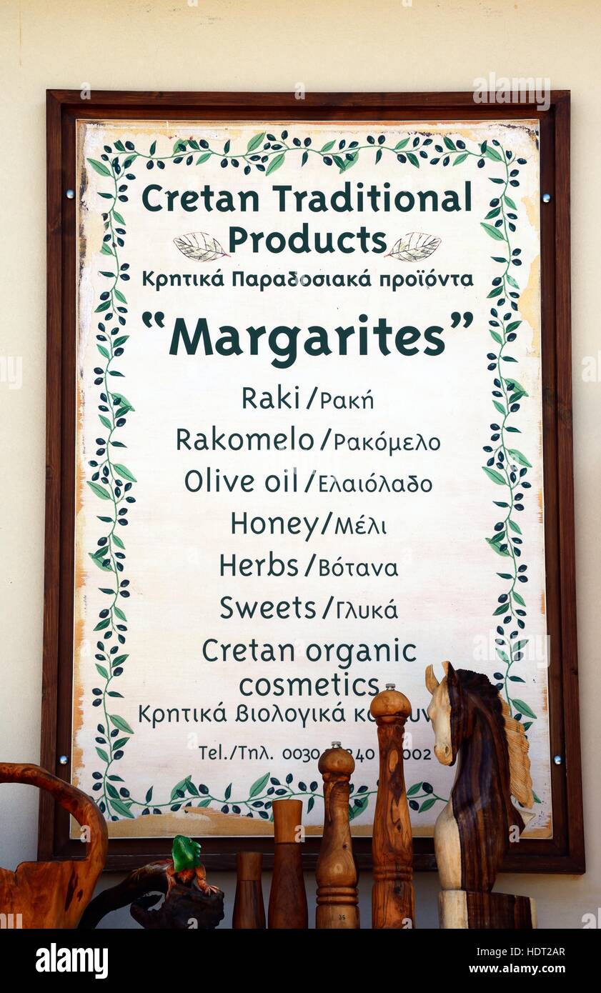 Produits traditionnels crétois signer affichés à l'extérieur d'une boutique au centre du village, à Margarites, Crète, Grèce, Europe. Banque D'Images