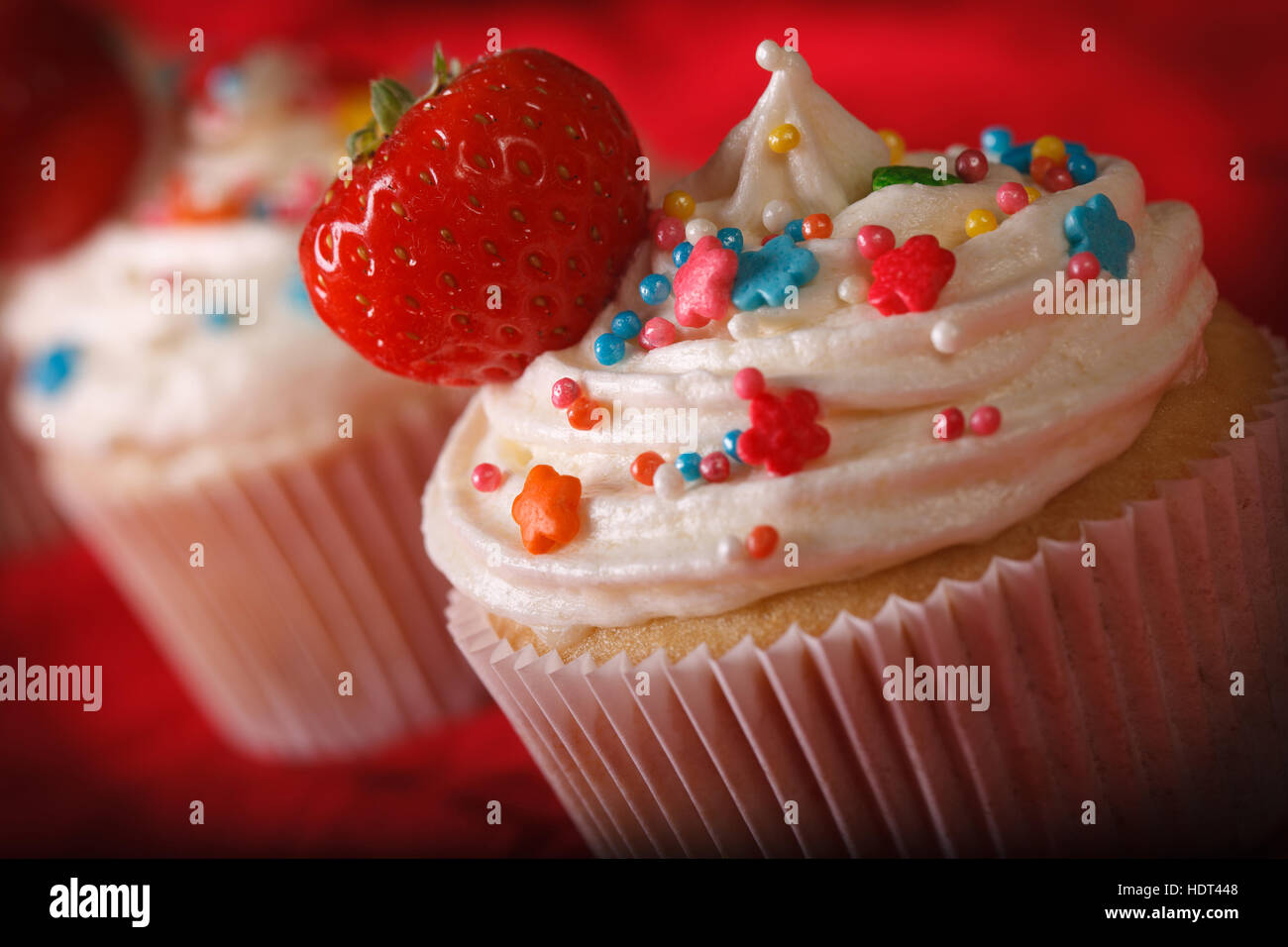 Beaux cupcakes avec de la crème et des fraises fraîches horizontale de macro. Banque D'Images