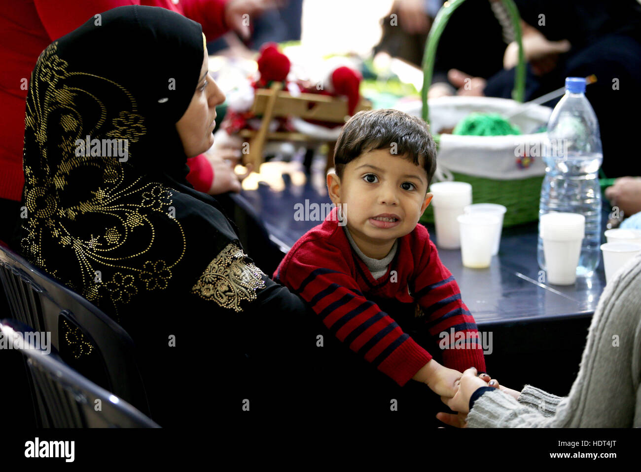 Un jeune garçon réfugié syrien avec sa mère au centre communautaire de Caritas à Saida, près de Tripoli. Banque D'Images