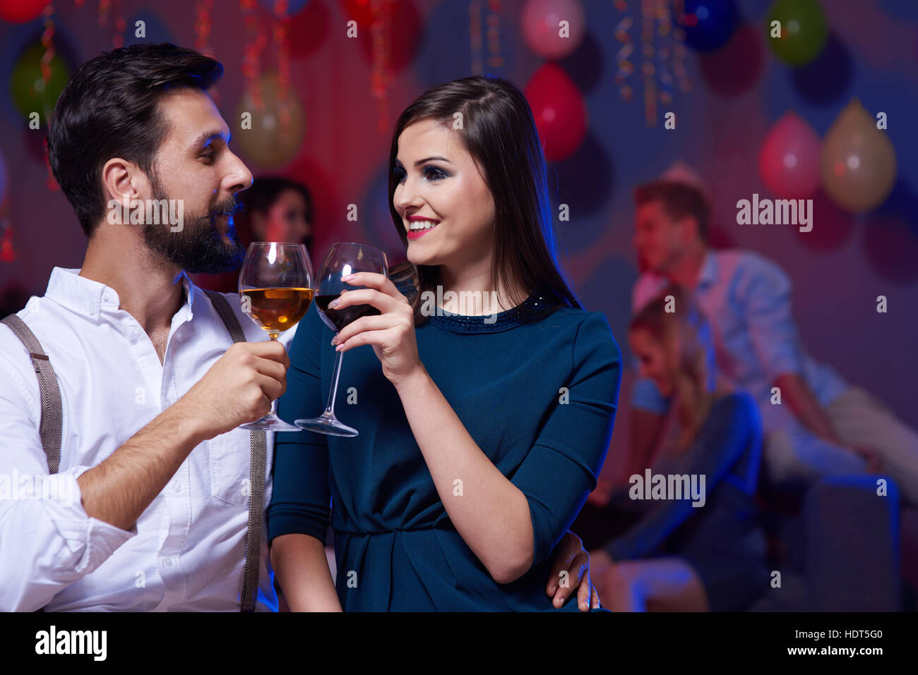 Couple having a toast pour nouveau départ Banque D'Images
