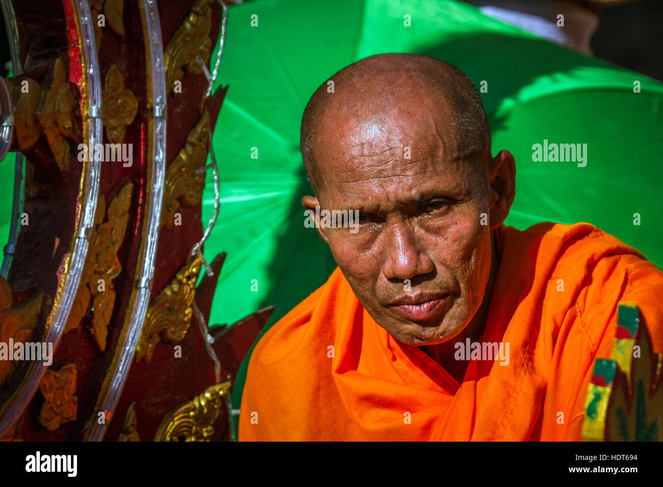 Moine bouddhiste thaïlandais au cours Awx Phansa, pousser le bouddha bateau festival à Trang, Thaïlande Banque D'Images