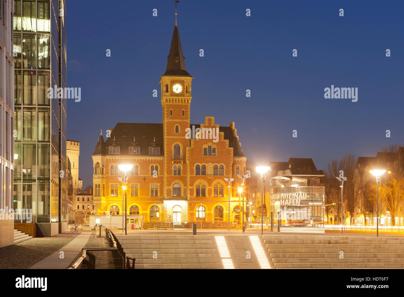 L'Europe, l'Allemagne, Cologne, le vieux port à l'office des maîtres de Rheinau Harbour. Banque D'Images