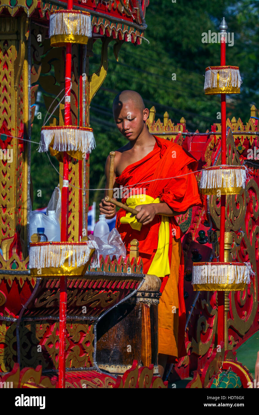 Moine bouddhiste thaïlandais au cours Awx Phansa, pousser le bouddha bateau festival à Trang, Thaïlande Banque D'Images