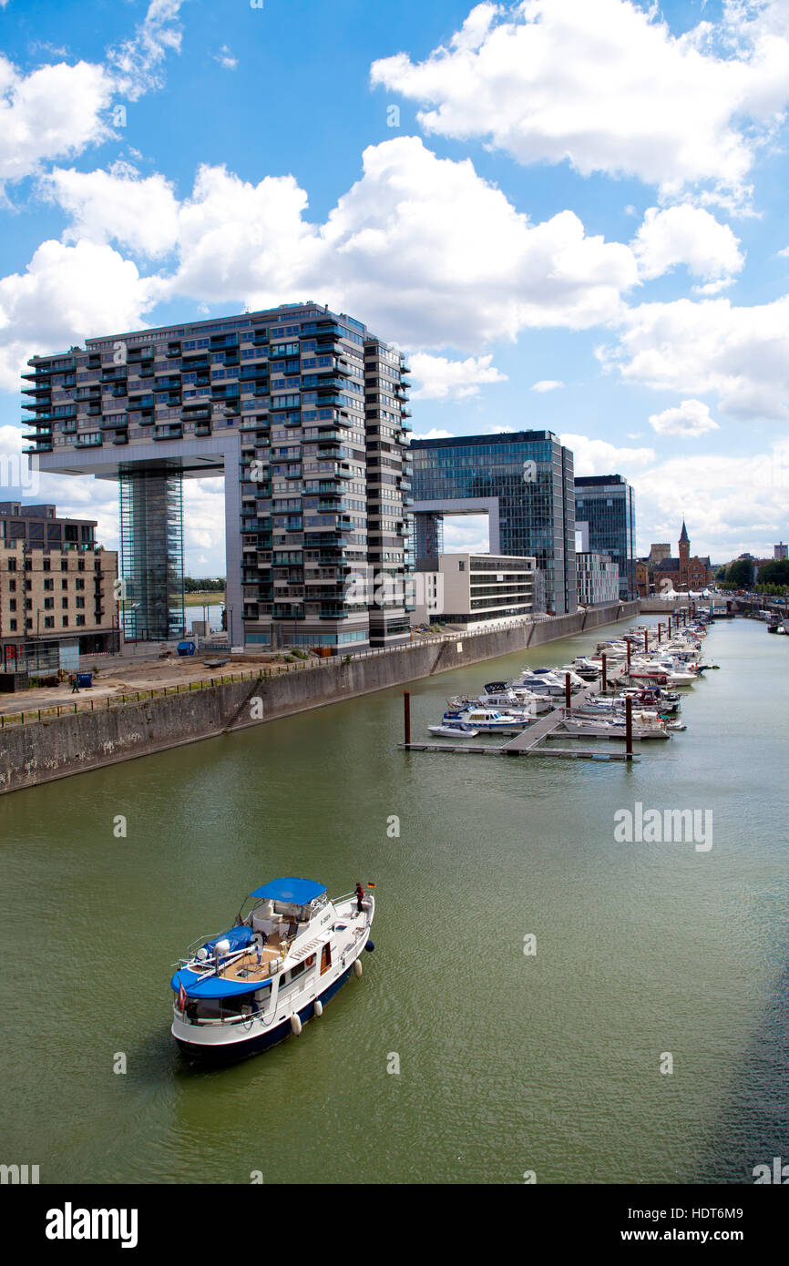 L'Europe, l'Allemagne, Cologne, la grue Maisons au port de Rheinau, architecte Hadi Teherani Banque D'Images