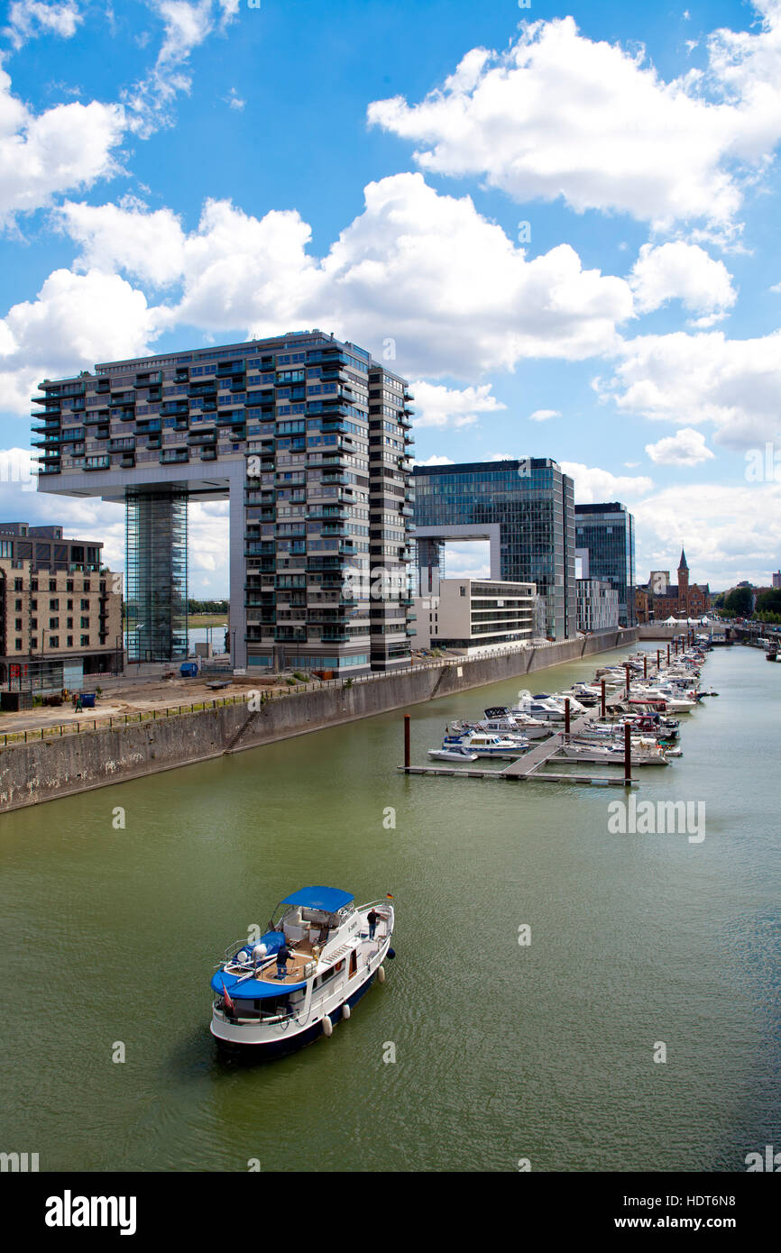 L'Europe, l'Allemagne, Cologne, la grue Maisons au port de Rheinau, architecte Hadi Teherani Banque D'Images