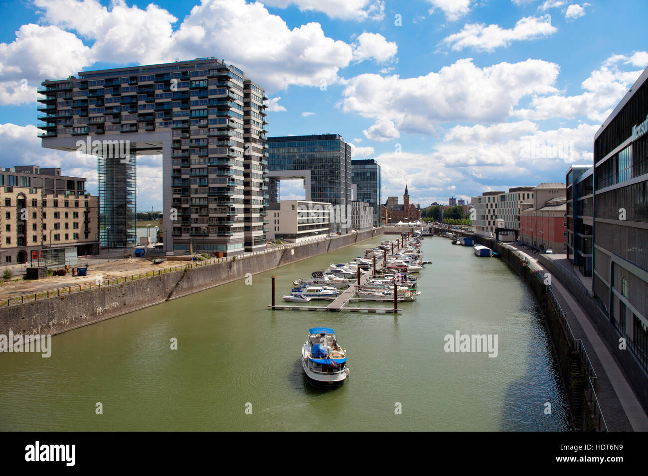 L'Europe, l'Allemagne, Cologne, la grue Maisons au port de Rheinau, architecte Hadi Teherani Banque D'Images