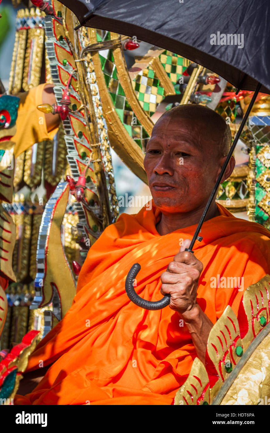 Moine bouddhiste thaïlandais au cours Awx Phansa, pousser le bouddha bateau festival à Trang, Thaïlande Banque D'Images
