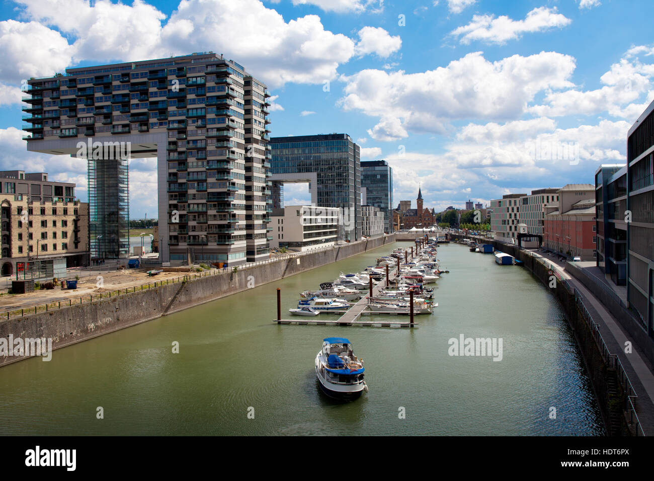 L'Europe, l'Allemagne, Cologne, la grue Maisons au port de Rheinau, architecte Hadi Teherani Banque D'Images