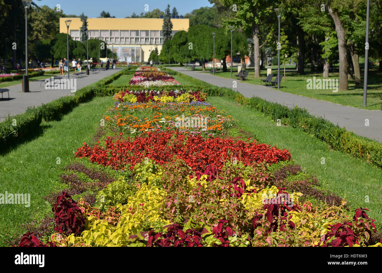 Pelouse avec des fleurs colorées et chemins en parc public de Vrnjacka Spa en Serbie Banque D'Images