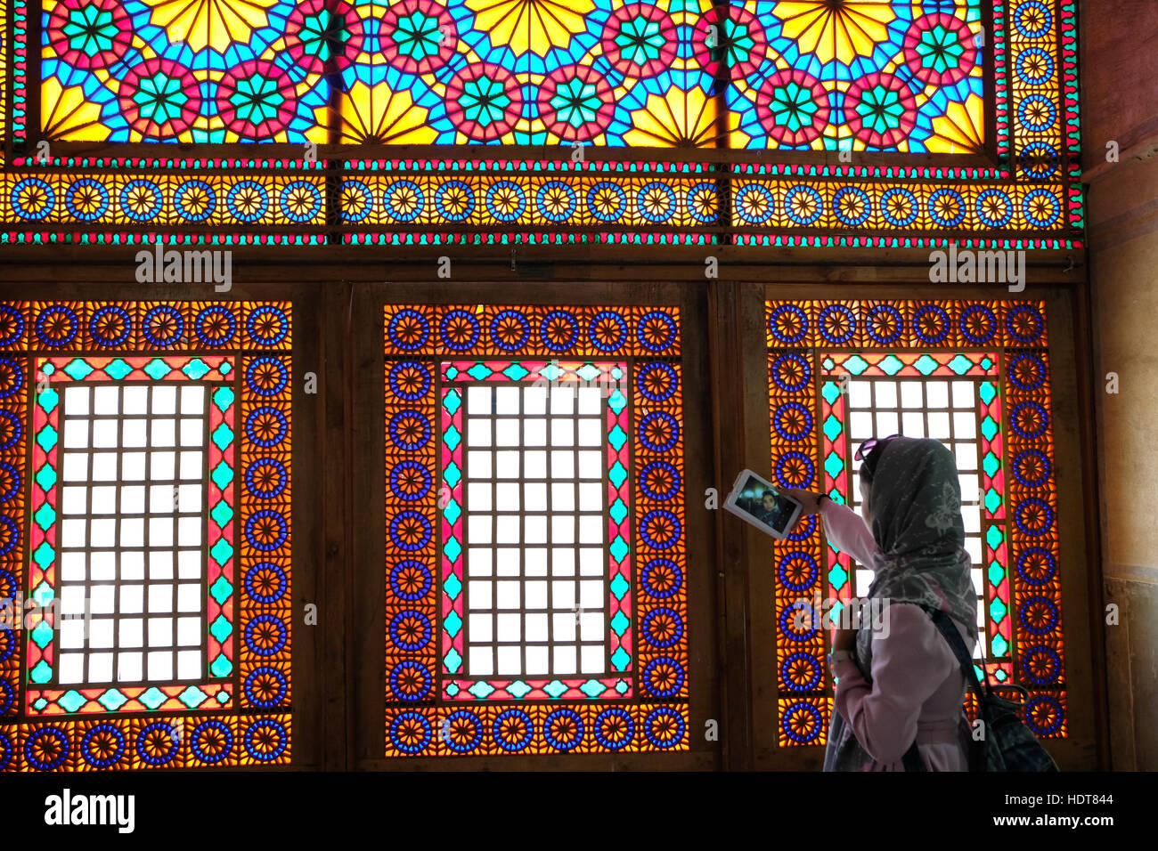 Un touriste photos de vitraux à l'intérieur de l'historique Maison Qavam à Shiraz, la province du Fars, Iran Banque D'Images
