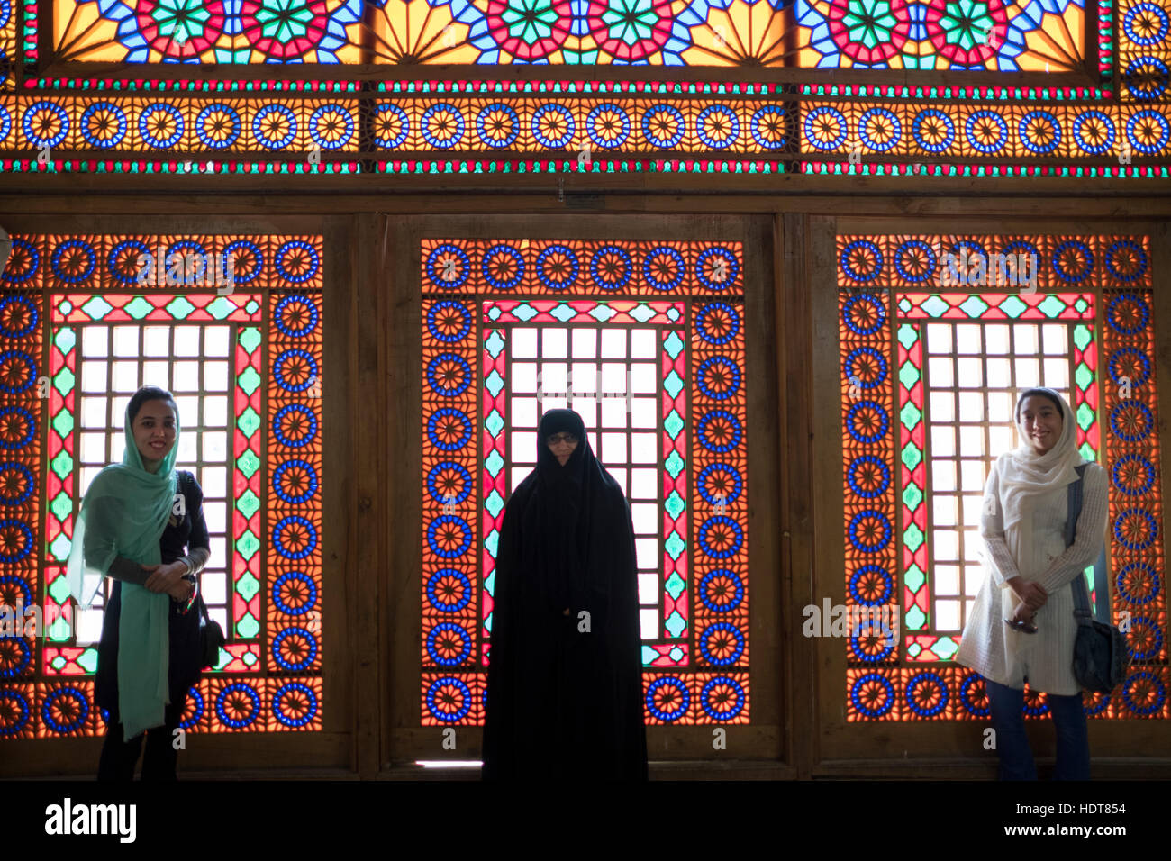 Les touristes posent devant les vitraux à l'intérieur de l'historique Maison Qavam à Shiraz, la province du Fars, Iran Banque D'Images