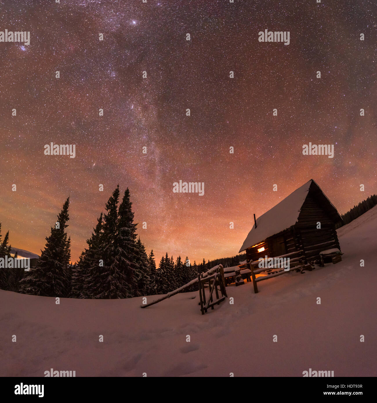 Nuit paysage fantastique glowing par voie lactée. Scène hivernale spectaculaire avec snowy chambre. Carpates, l'Ukraine, l'Europe. Banque D'Images