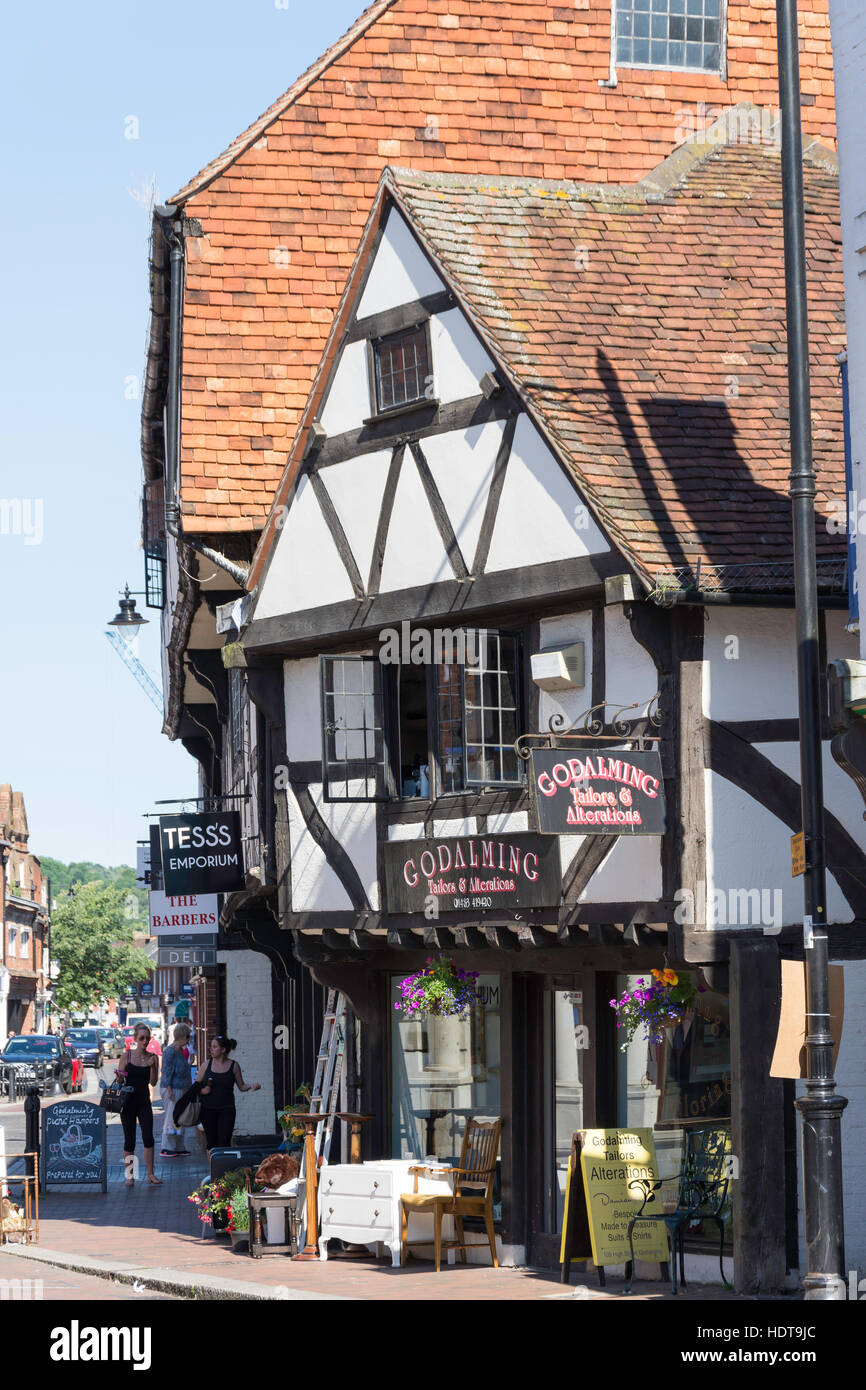 Godalming tailleurs & Tess's Emporium dans immeuble de l'époque, High Street, Godalming, Surrey, Angleterre, Royaume-Uni Banque D'Images