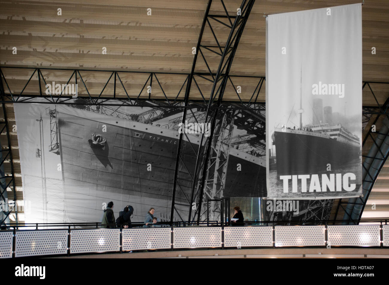 À l'intérieur de Titanic Belfast museum and Visitors Center, Titanic Quarter, Belfast, Irlande du Nord, Royaume-Uni. Titanic Belfast l'expérience. Le bâtiment est revêtu de Banque D'Images
