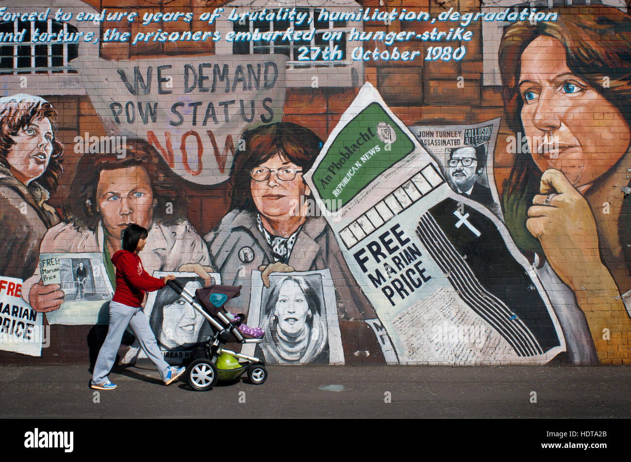 Marian libre : mur dans Falls road Street, Belfast, Irlande du Nord, Royaume-Uni. Nous exigeons maintenant du statut de prisonniers. "Forcé à endurer des années de brutalité, humiliatio Banque D'Images