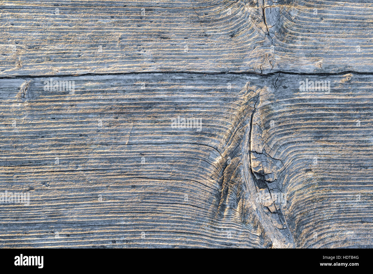 Weathered Wood surface avec des couches horizontales et une planète design sur le côté gauche. Banque D'Images