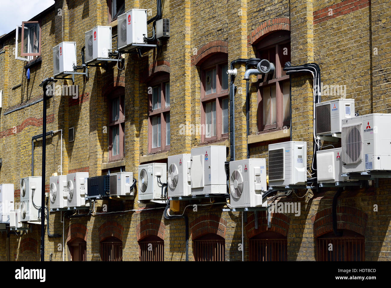 Londres, Angleterre, Royaume-Uni. Unités de climatisation derrière les bâtiments Banque D'Images