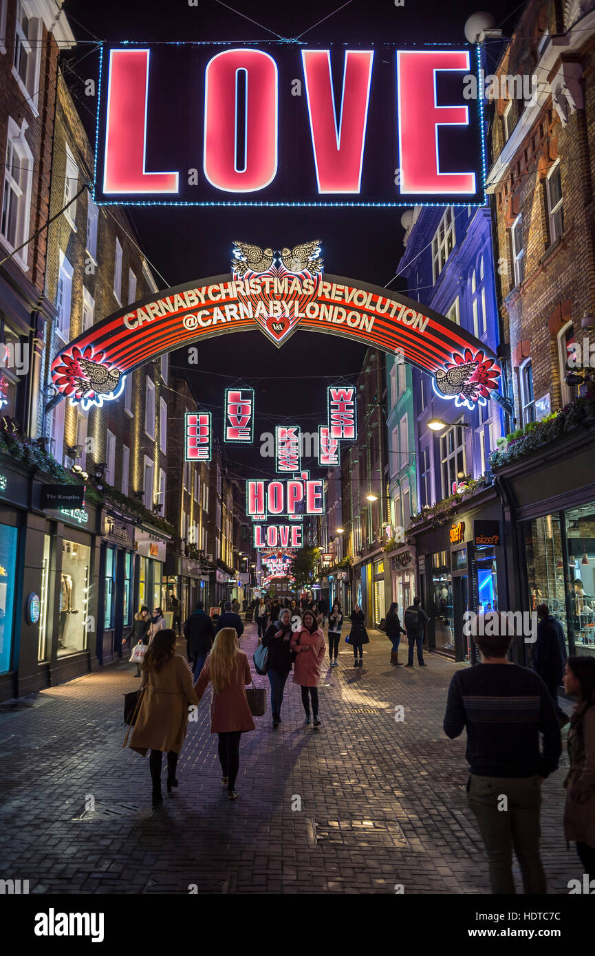 Londres - le 16 novembre 2016 : vacances de Noël des signes d'amour, d'espoir, et l'affection décorer le centre commercial de Carnaby Street. Banque D'Images