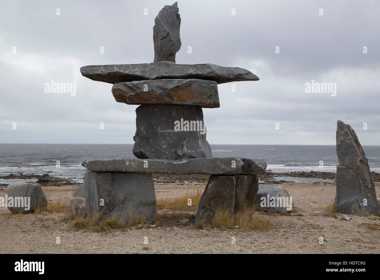 Un Inukshuk sur la rive de la Baie d'Hudson à Churchill, au Canada. Banque D'Images