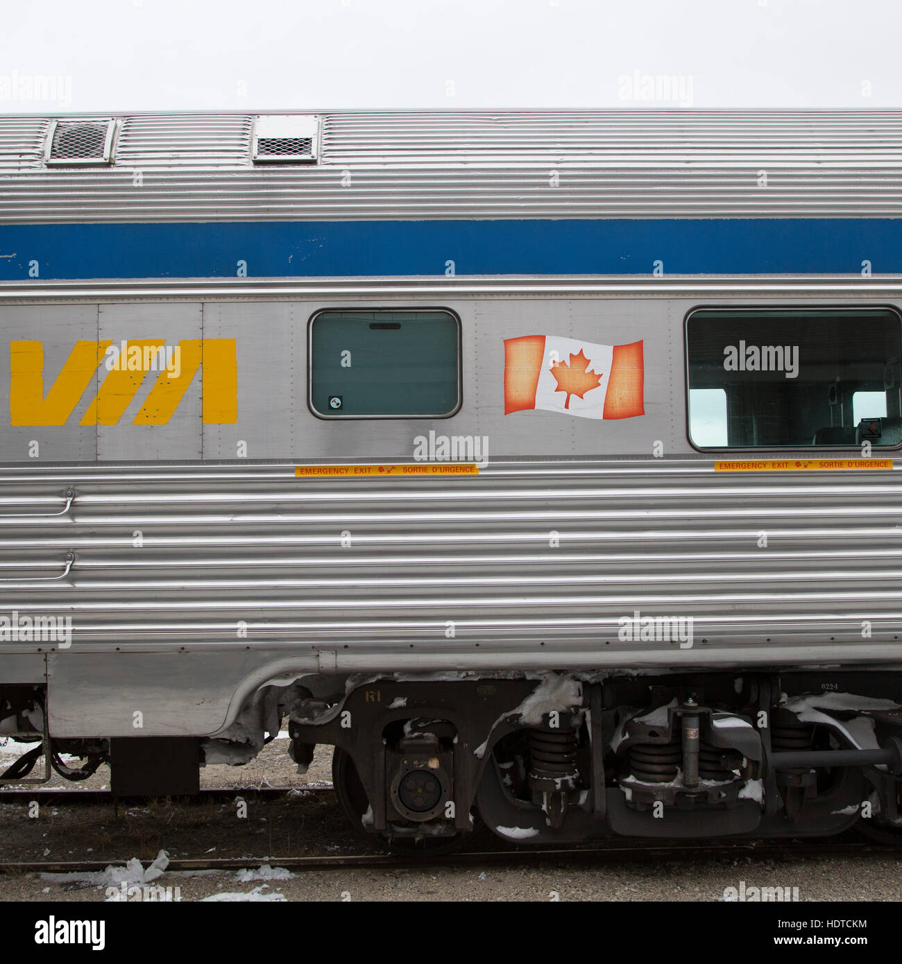 Un train de Via Rail à l'évitement de Churchill, Canada. Banque D'Images