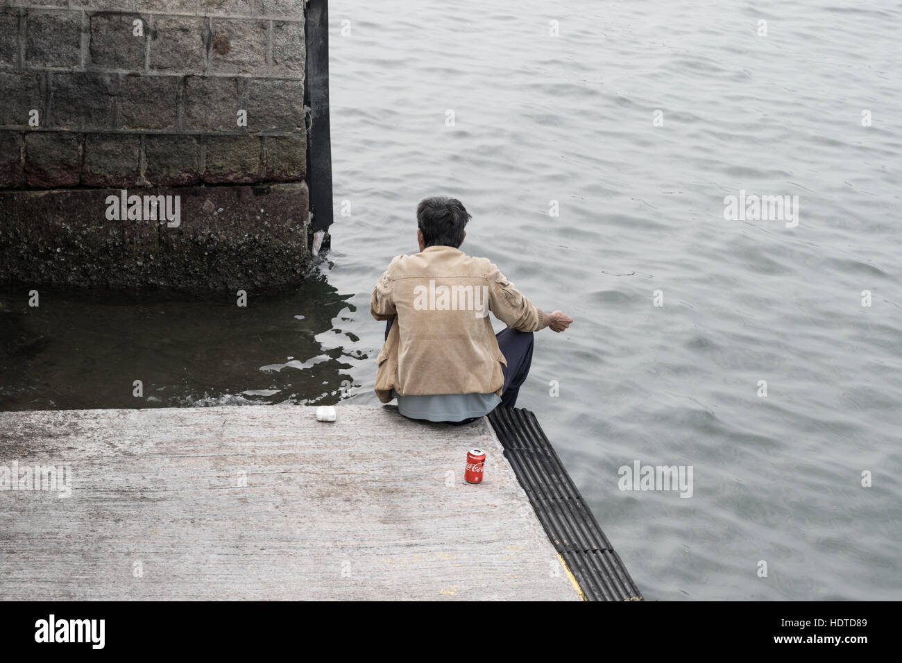 Pêche pêcheur solitaire avec une bobine de ficelle à Hong Kong Banque D'Images