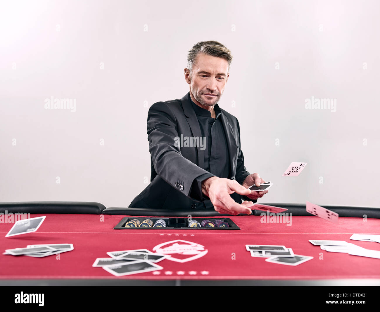 L'homme de la distribution des cartes à jouer, blackjack, casino, plaquettes Banque D'Images