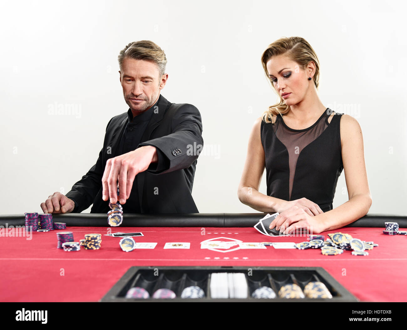 Couple playing blackjack, jeux de cartes, jetons, casino Banque D'Images