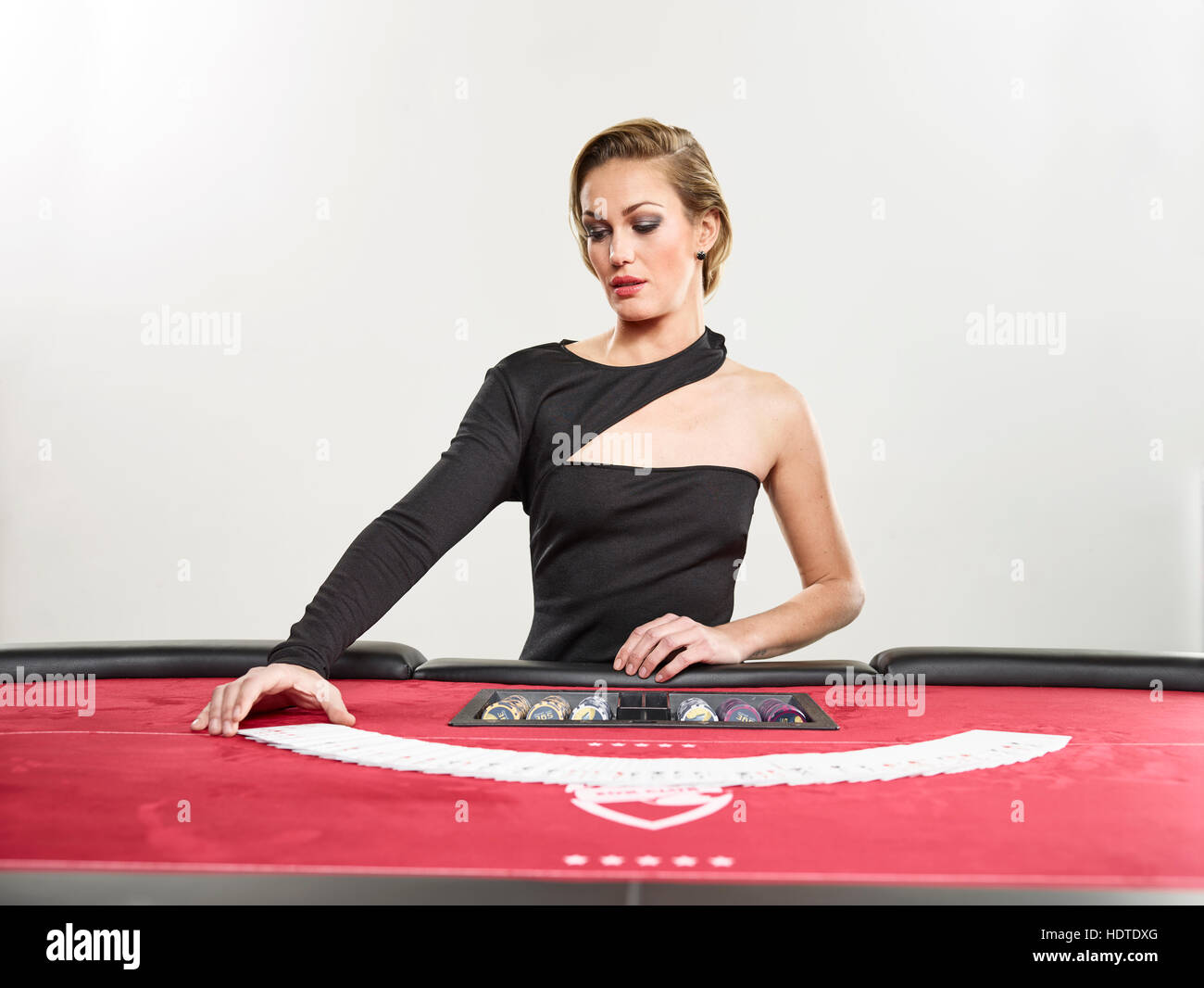 Femme découvre les cartes, jetons, jeu, jeux, Blackjack Banque D'Images