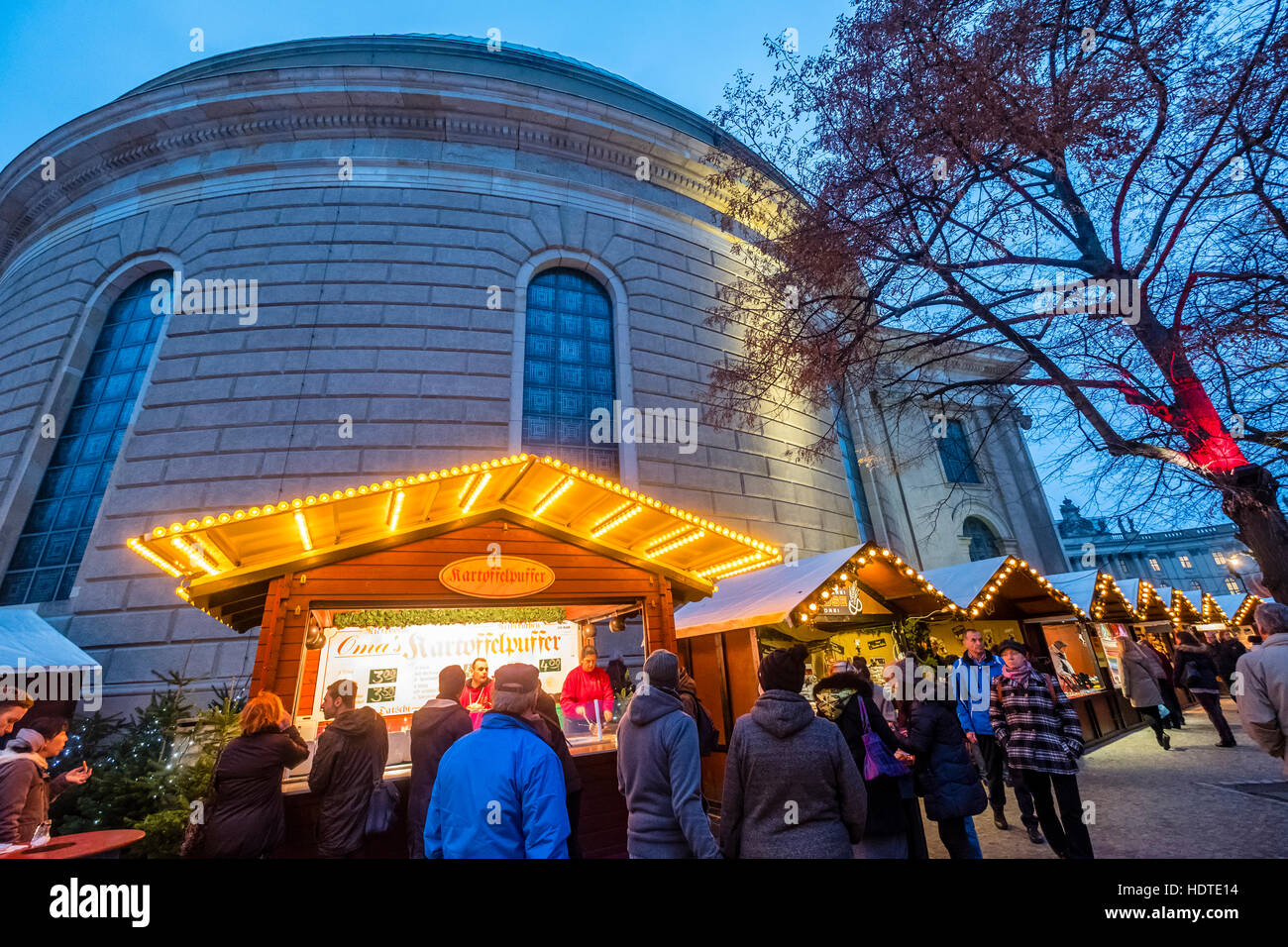 Vue de la nuit de Marché de Noel à la Cathédrale St Hedwig de nuit à Mitte Berlin Allemagne 2016 Banque D'Images