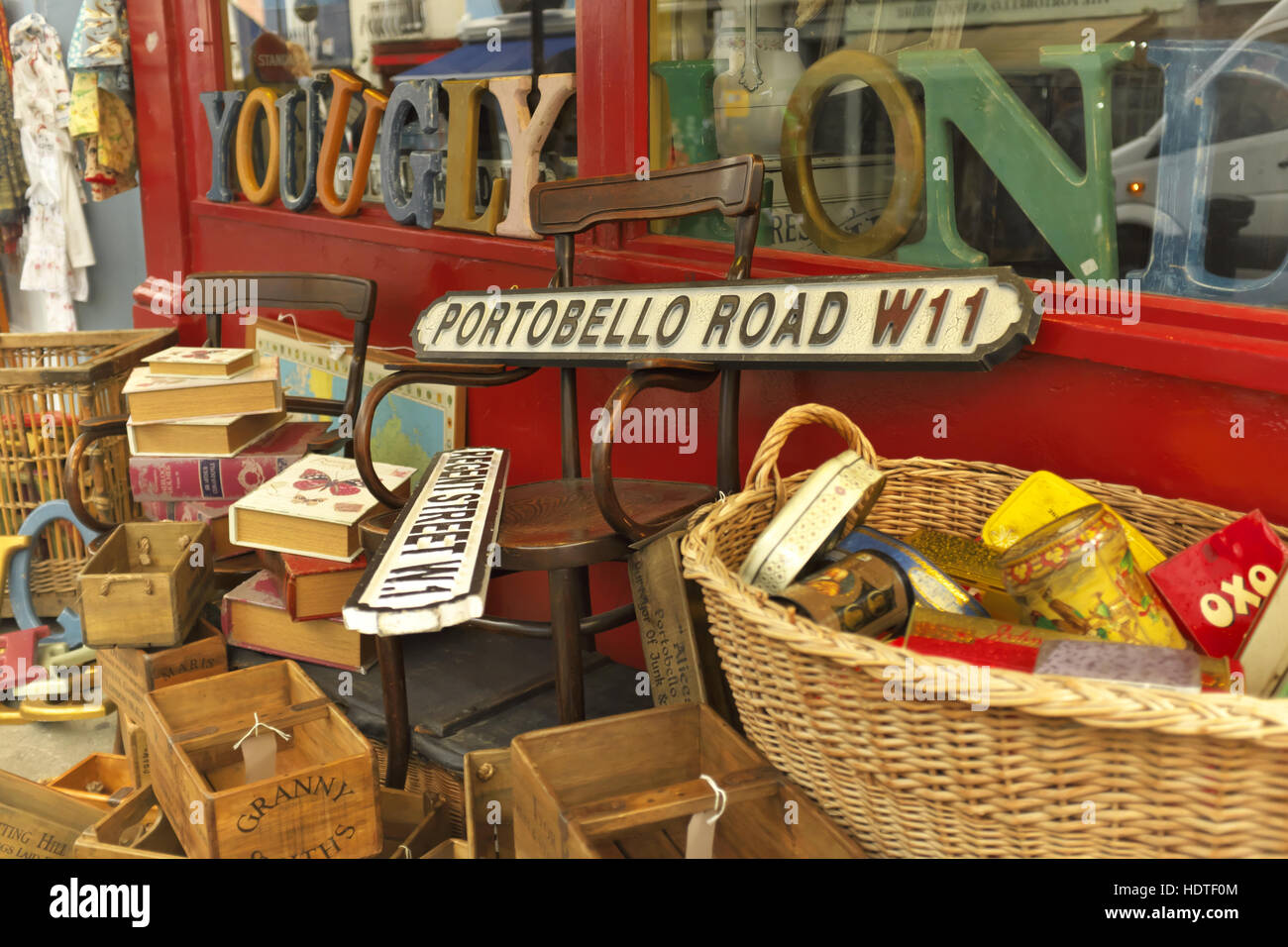 Divers articles pour vendre le long de Portobello Road à Notting Hill, Londres. Mots 'laid' vous êtes sur la corniche dans la photo Banque D'Images