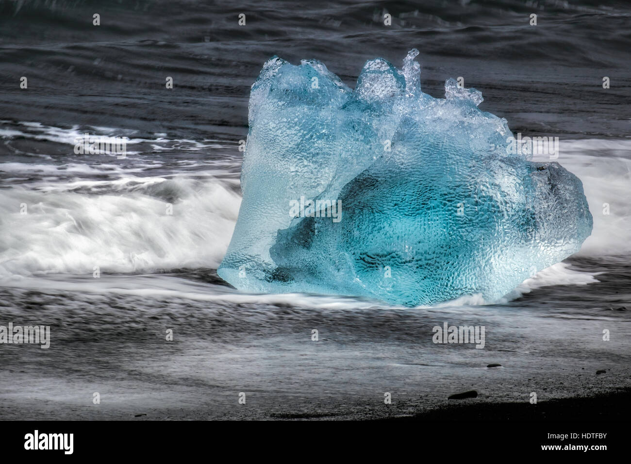 Vue d'un petit iceberg Jökulsárlón sur Beach Banque D'Images