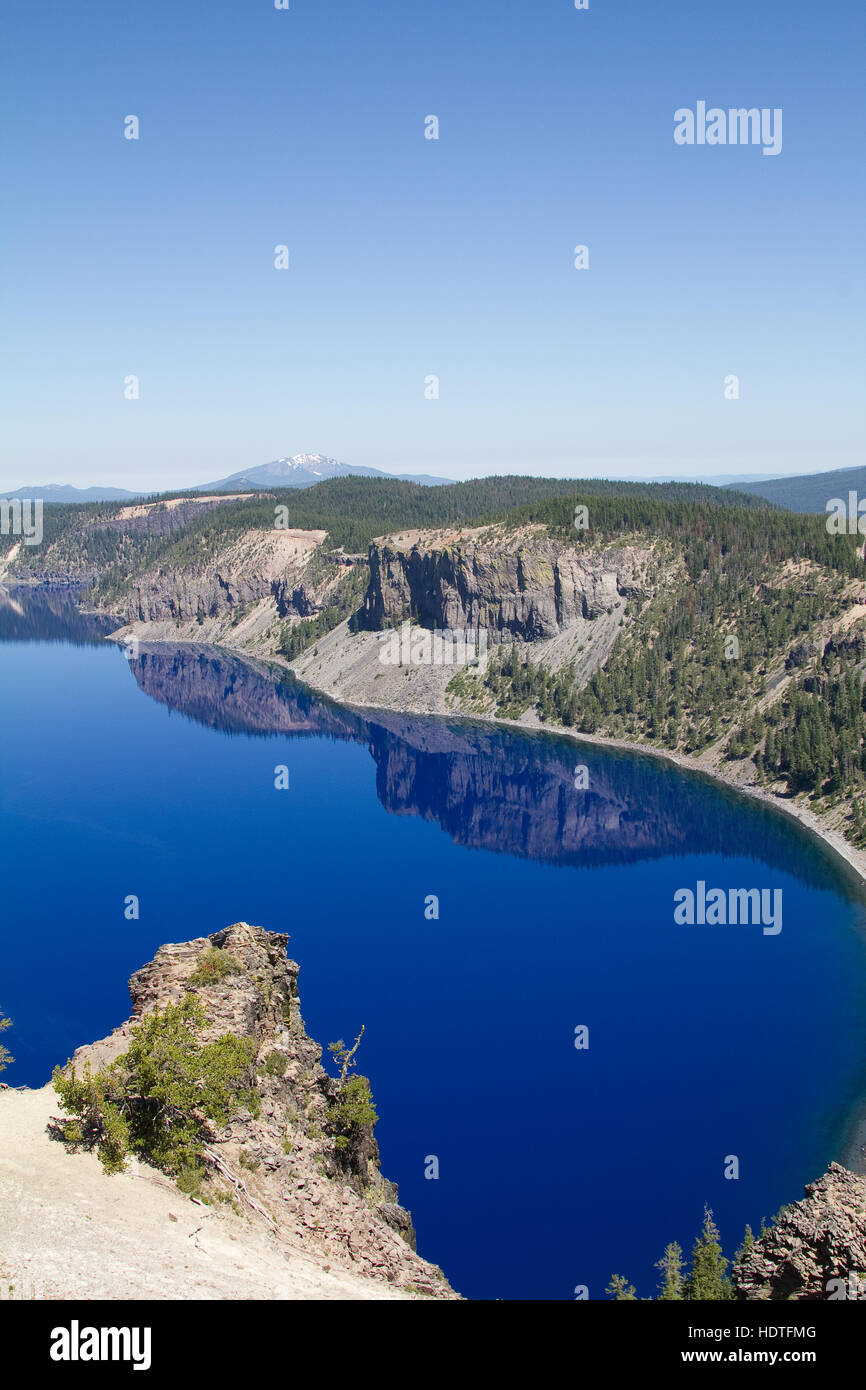 Un nettoyage sans nuages vue verticale du Crater Lake dans l'Oregon, États-Unis Banque D'Images