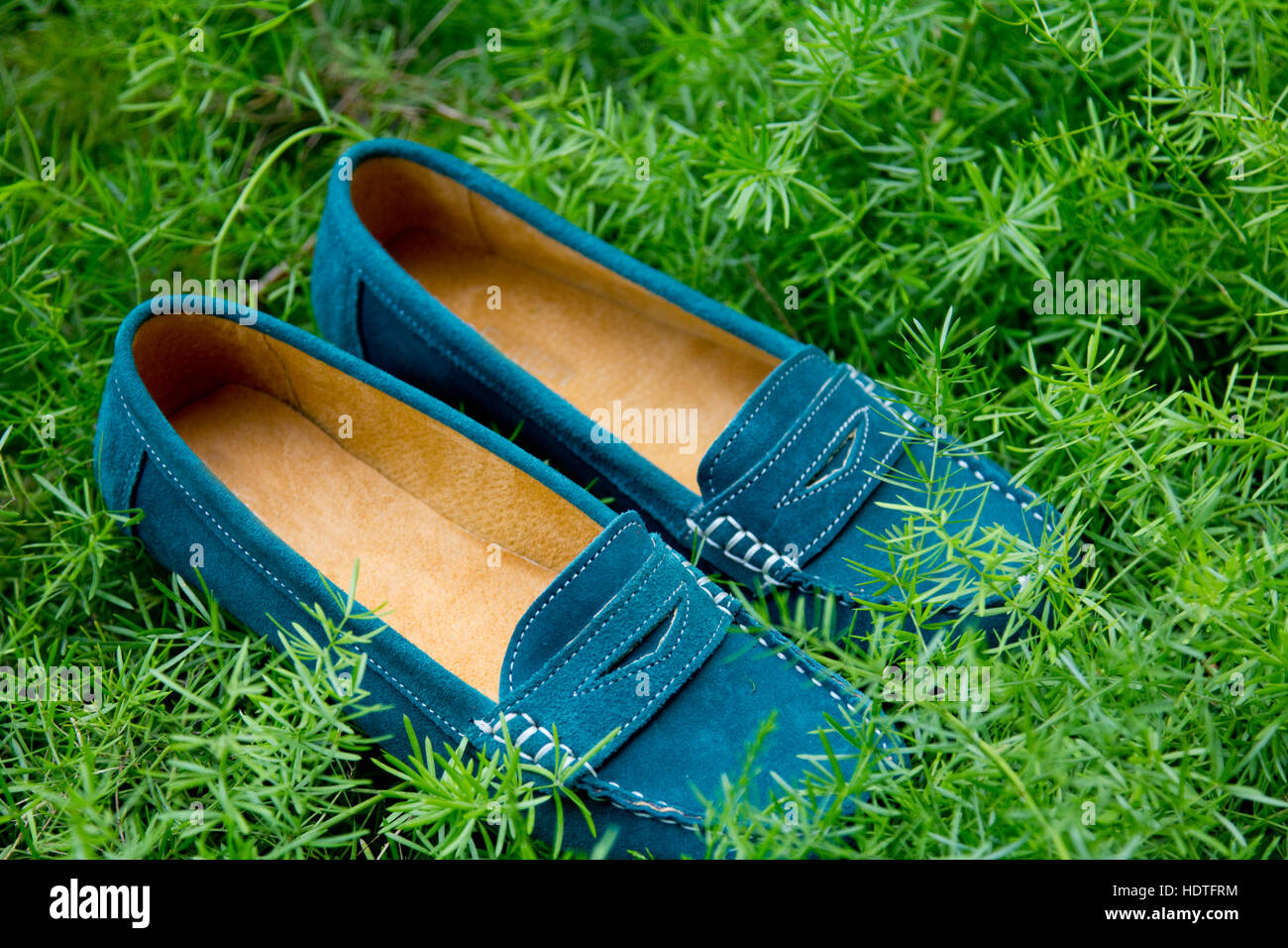 Gros plan d'une paire de chaussures pour femmes (turquoise) Mocassins in grass Banque D'Images