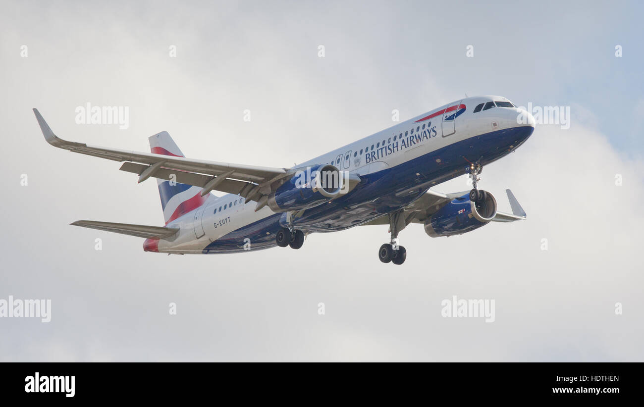 British Airways Airbus A320 G-EUYT en approche finale à l'aéroport de Londres Heathrow LHR Banque D'Images