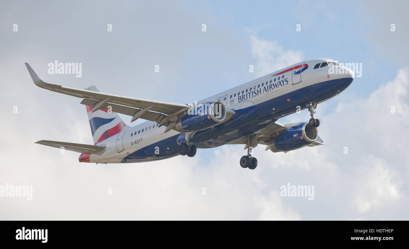 British Airways Airbus A320 G-EUYT en approche finale à l'aéroport de Londres Heathrow LHR Banque D'Images