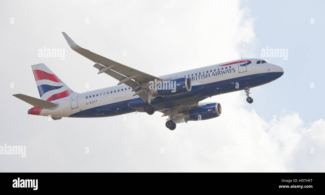 British Airways Airbus A320 G-EUYT en approche finale à l'aéroport de Londres Heathrow LHR Banque D'Images