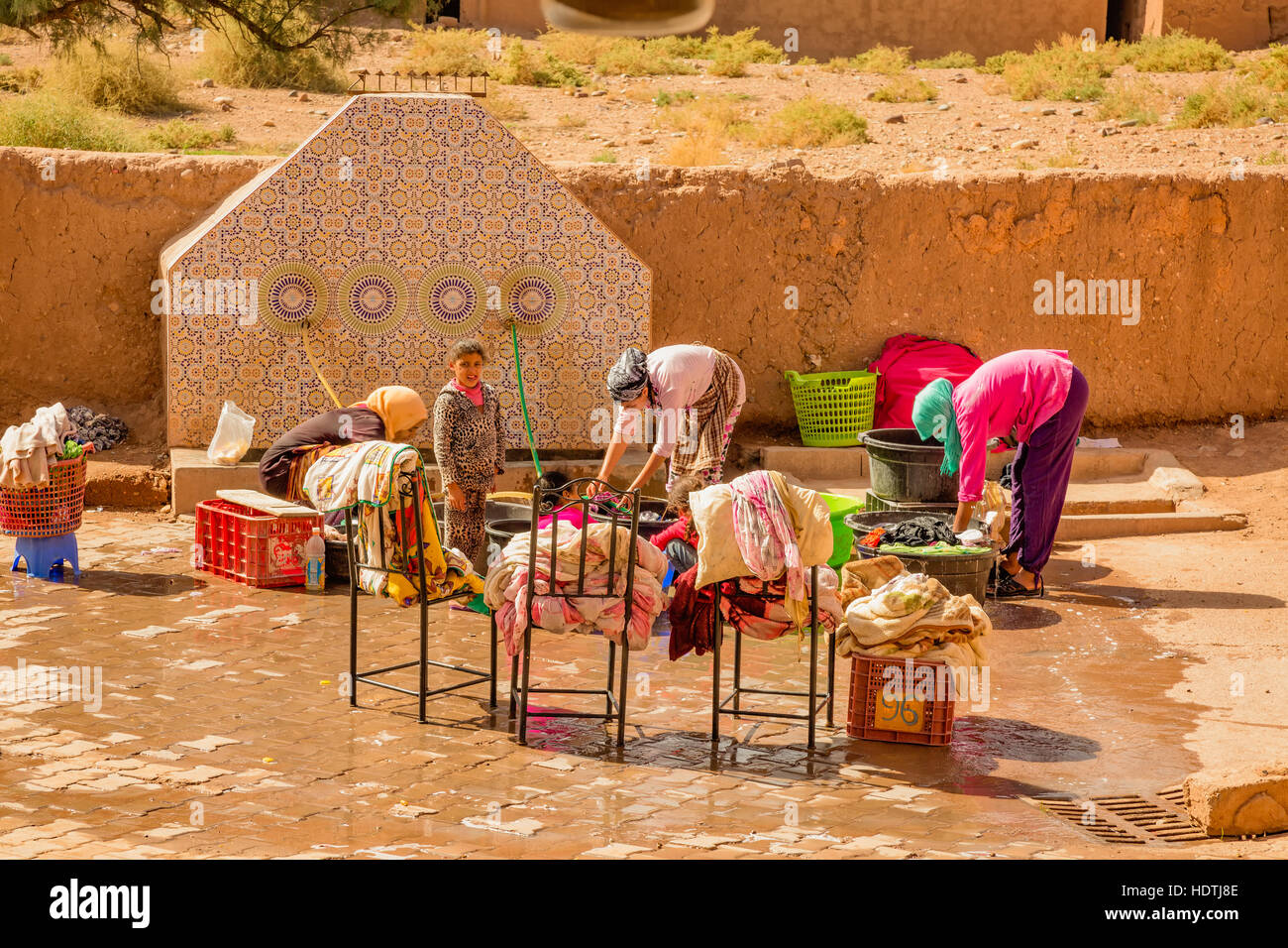 Une blanchisserie commune sur une rue de medina ouarzazate, Maroc. Lave-linge n'est pas un processus normal d'une pauvre famille marocaine. Banque D'Images